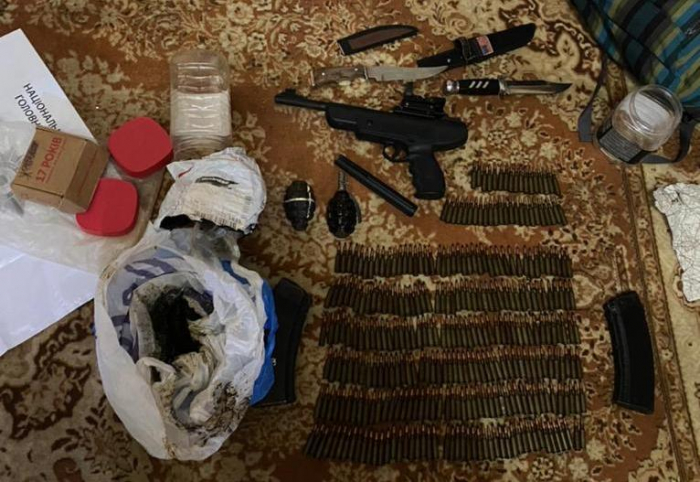 У Мукачеві у двох чоловіків поліція виявила зброю та наркотики під час обшуків