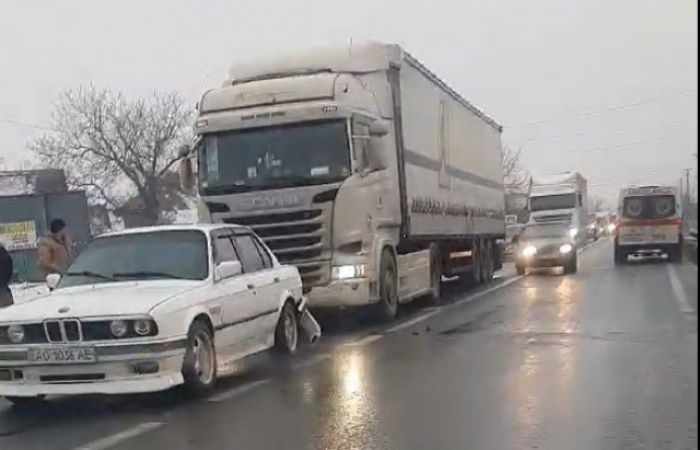 ДТП на Мукачівщині: Вантажівка "наздогнала" легковик