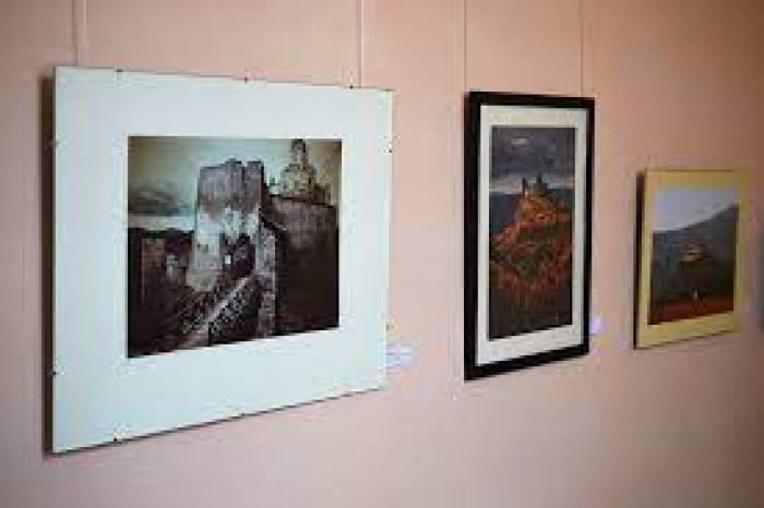 В Ужгороді представлена фотовиставка «Замки Карпатського регіону. 37 історій»