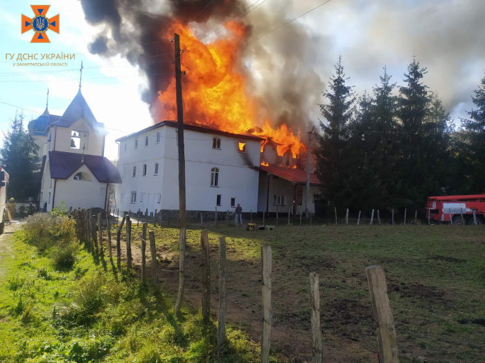 У Тячівському районі рятувальники ліквідовують пожежу на території монастиря