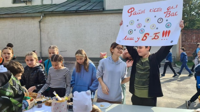 "З'їж смаколик — одягни бійця". У школі на Закарпатті, на благодійному ярмарку, зібрали 22 тис. грн для 128 бригади 