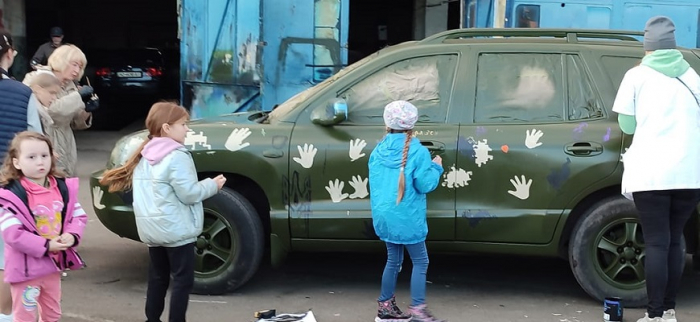 В Ужгороді діти розфарбували волонтерську “Єлизавету ІІ” для захисників на фронті (ФОТО, ВІДЕО)