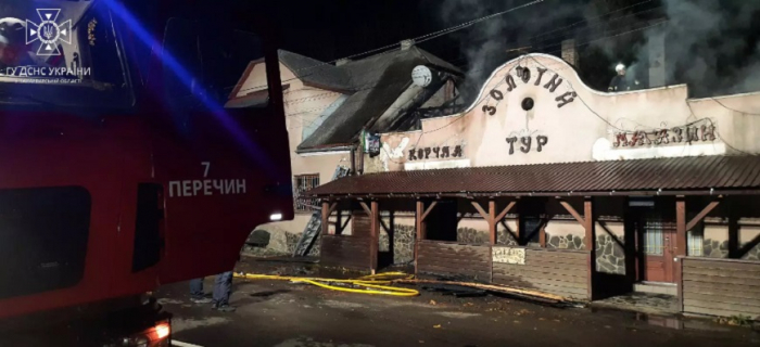 У селі на Закарпатті вночі гасили пожежу в кафе-магазині (ФОТО)