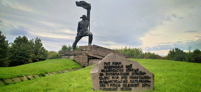 В Ужгороді демонтують монумент радянським воїнам, що поблизу словацького кордону (ФОТО)