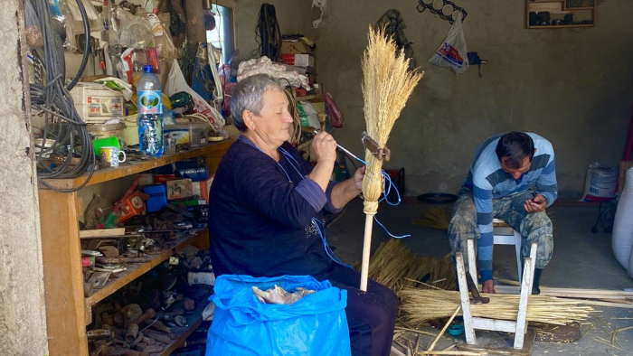 Майже 20 тисяч віників у рік виготовляють жителі села Чомонин на Закарпатті