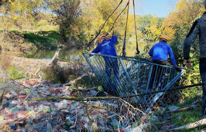 На Закарпатті з річки Боржави витягли 40 м.куб пластику та 500 кг скла (ФОТО)