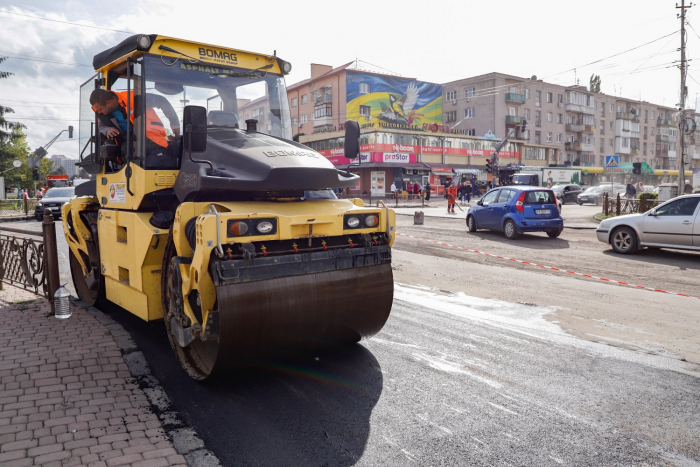 В Ужгороді продовжують поточні ремонти ужгородських вулиць