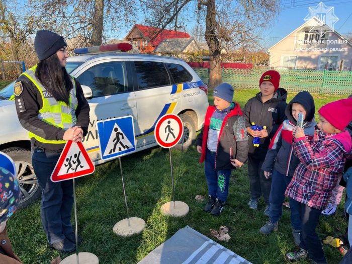 На Ужгородщині патрульні вчили дітей бути обережними на дорогах 