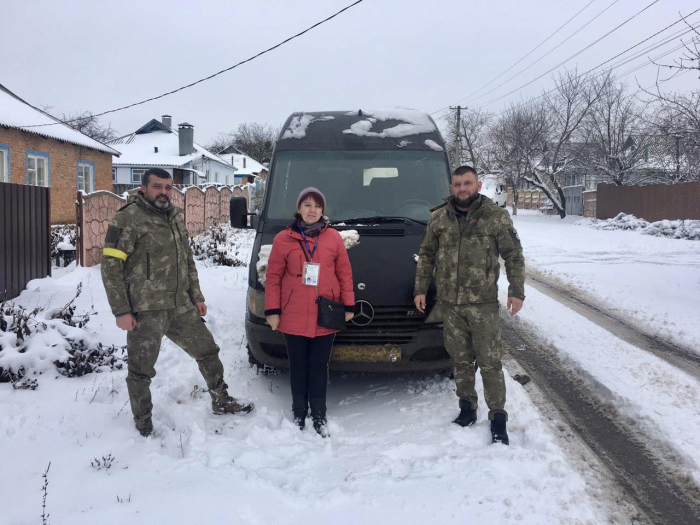 Закарпатські поліцейські доставили теплий одяг мешканцям однієї з громад на Харківщині