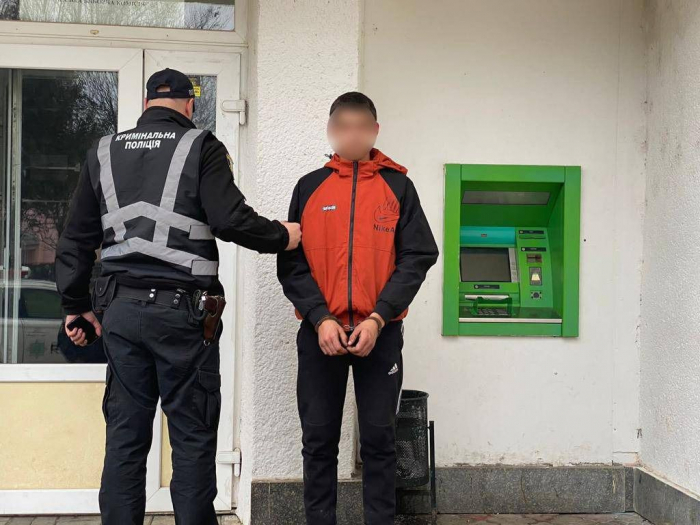 Закарпатські поліцейські затримали чоловіка, який намагався викрасти готівку з банкомату у Іршаві