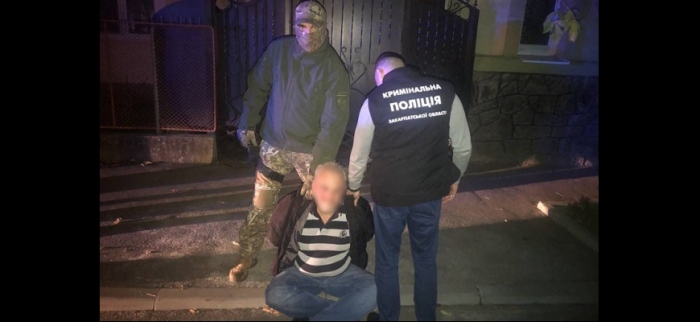 У Мукачеві чоловік кинув на подвір’я гранату: у фігуранта вилучили зброю та радянську символіку (ФОТО, ВІДЕО)