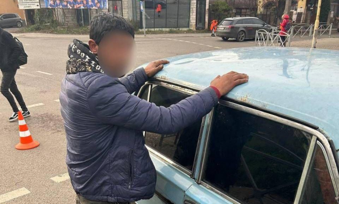 В Ужгороді затримали чоловіка, що викрав авто і їхав по місту п'яним (ФОТО)