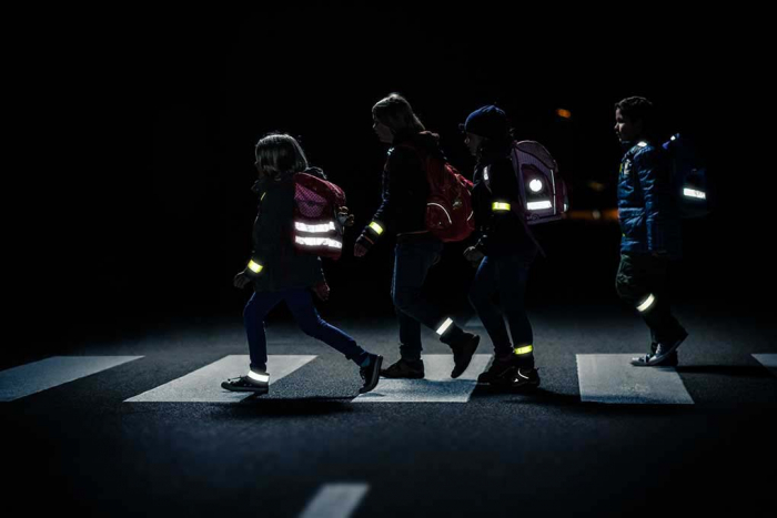З якої відстані водію видно пішохода у темряві і як на це впливає одяг– пояснюють у МОЗ