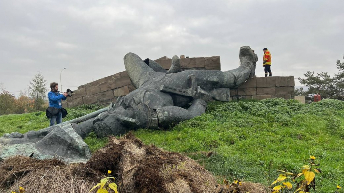 Демонтаж пам'ятника радянському солдату в Ужгороді: як проходило знесення та що буде далі зі статуєю