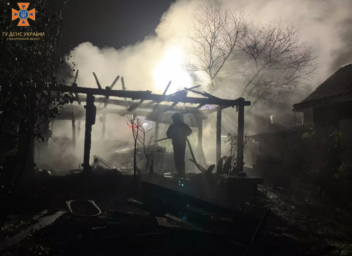 На Ужгородщині рятувальники ліквідували пожежу в надвірній споруді