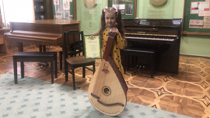 10 музичних інструментів придбали для дітей-переселенців, які навчаються в школі мистецтв в Ужгороді