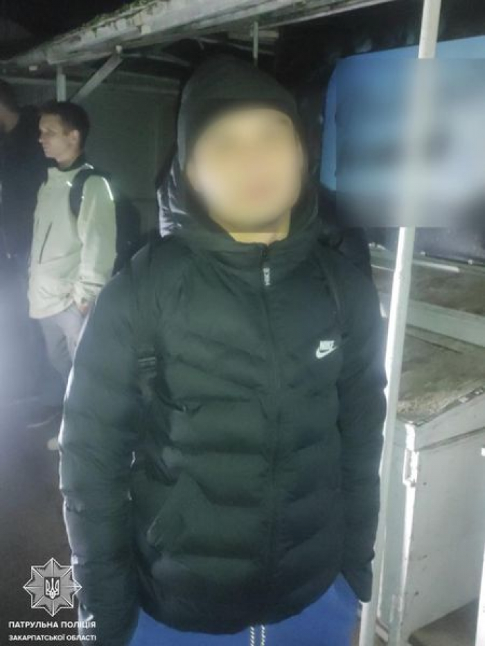 Ужгородські патрульні виявили чоловіка, який мав із собою речовини, схожі на наркотичні