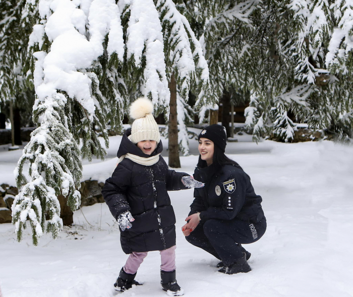 Безпека дітей в період зимових канікул та новорічних свят: поліцейські Закарпаття нагадують батькам важливі правила