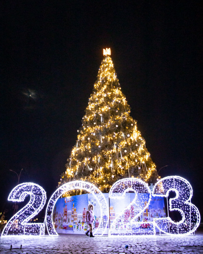 Коли в Ужгороді буде увімкнена ілюмінація біля новорічної ялинки?