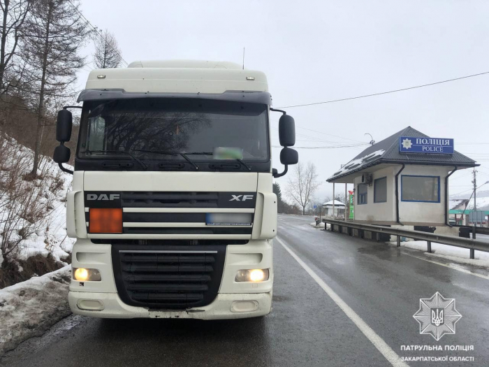 Закарпатські патрульні виявили двох водіїв, які перевозили небезпечний вантаж без відповідних документів