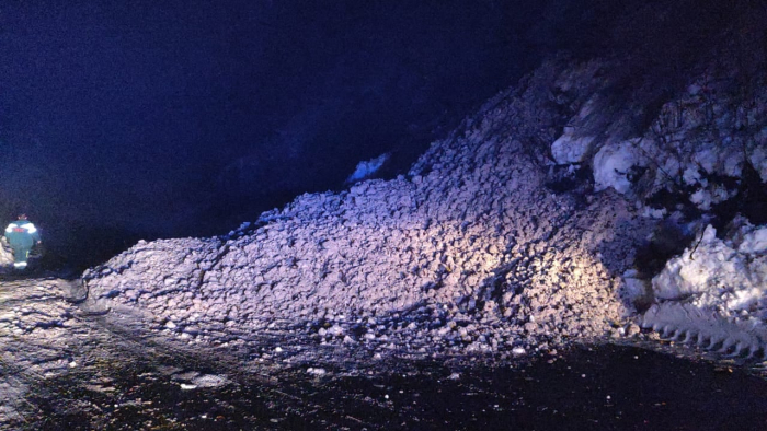 На Закарпатті стався зсув снігу й каміння на дорозі державного значення