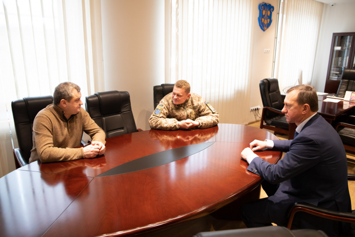 В Ужгороді міський голова та його заступник зустрілися із заступником командира 15-го окремого батальйону Вадимом Вороною