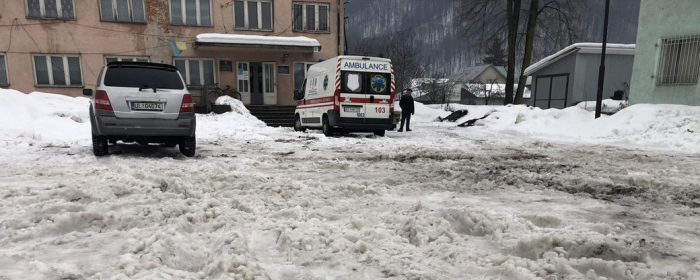 Витягували рятувальники: у селі на Закарпатті "швидка" два рази не могла доїхати до хворих через сніг
