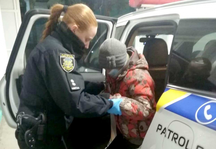В Ужгороді патрульні допомогли жінці, яка опинилась у скрутному становищі