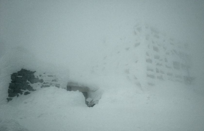 Видимість до 20 метрів: Рятувальники на Закарпатті закликають не йти у гори (ФОТО)