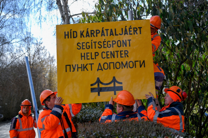 На дорогах Угорщини встановлюють табло українською мовою з інформацією про “Пункти допомоги”