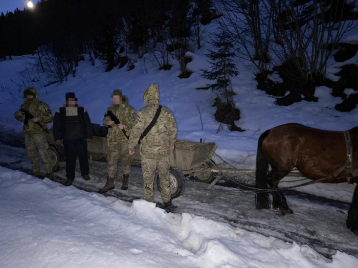 Закарпатські прикордонники затримали чоловіка, який віз тютюнову контрабанду