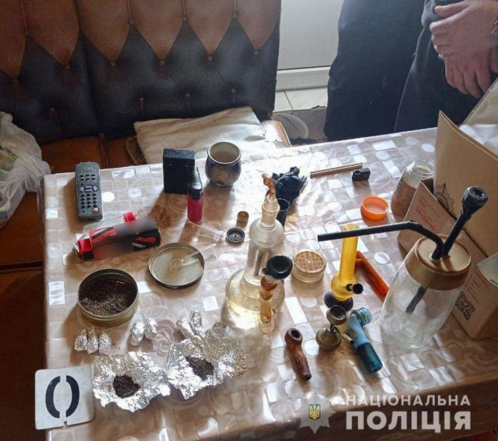 У Мукачеві поліцейські затримали зловмисника, у якого вилучили наркотики та зброю