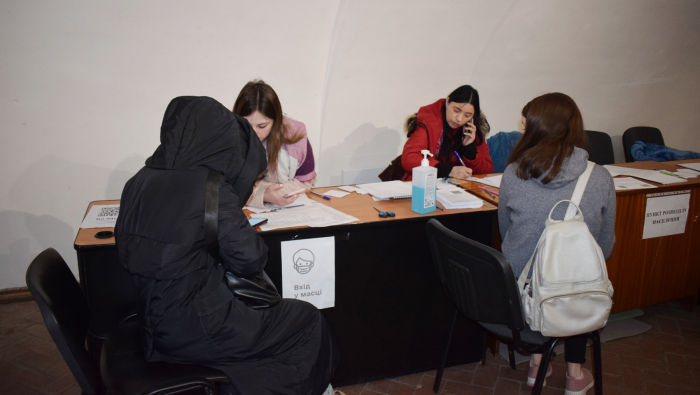 Допомогу сотням переселенців надає щодня пункт гуманітарної допомоги в «Совиному гнізді» в Ужгороді