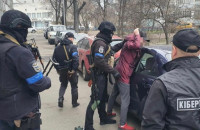 "Бізнес на трупах": замість житла шахраї давали переселенцям "прихисток" на кладовищі