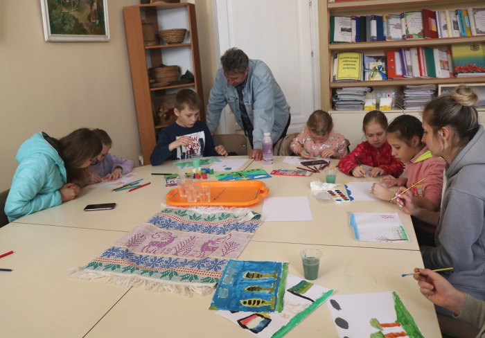 Заняття з живопису провели в Ужгороді для діток внутрішньо переміщених осіб

