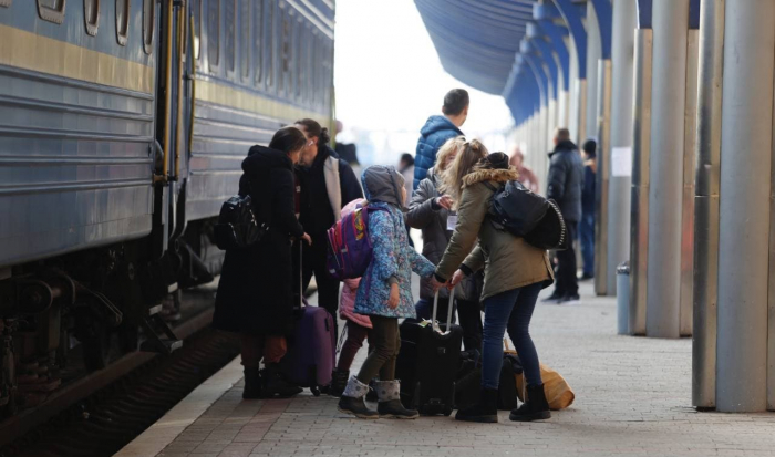 Оговтатися від жахів війни та тривалої подорожі переселенцям на вокзалі Ужгорода допомагають волонтери (ВІДЕО)