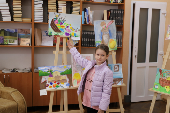 В Ужгороді стартувала виставка дитячих малюнків на великодню тематику 
