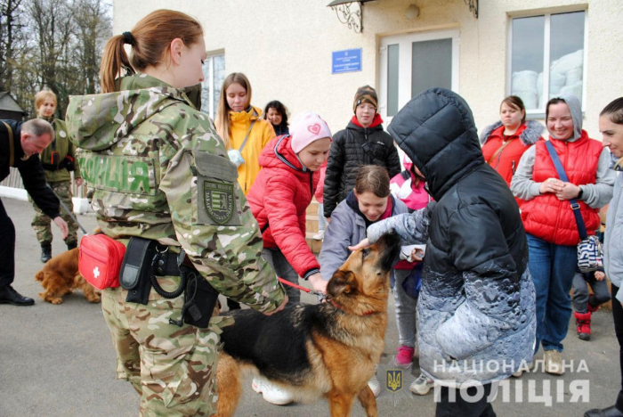 Ювенальні поліцейські Закарпаття порадували діток з інших куточків України екскурсією до кінологічного центру поліції 