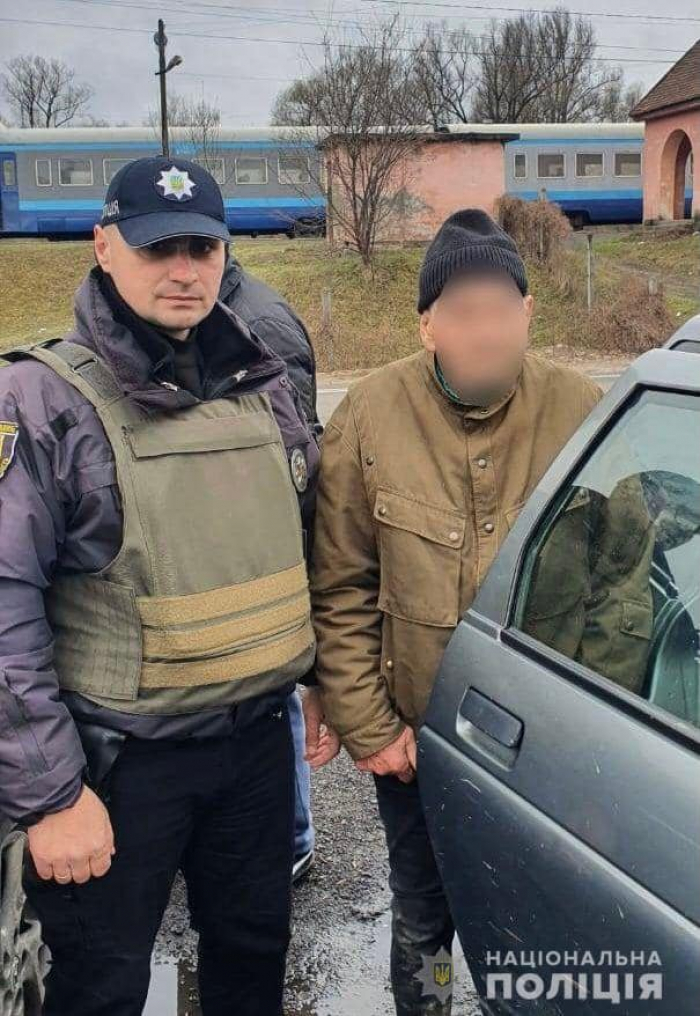 Поліцейські повернули додому заблукалого дідуся, який нещодавно переїхав на Тячівщину з Києва