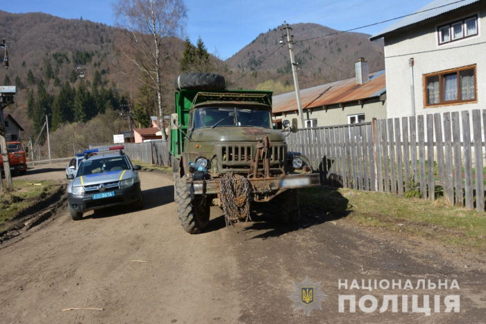 Поліцейські Тячівщини вилучили вантажівку з нелегальною деревиною та передадуть на потреби ЗСУ