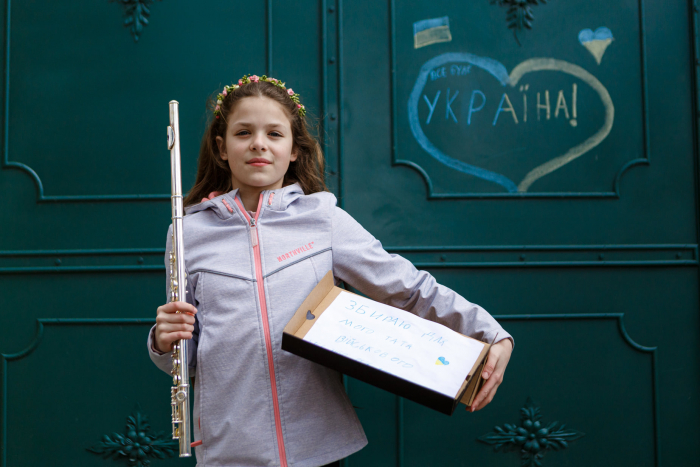 "Збираю для мого тата-військового": 10-річна Емма грає на флейті в центрі Ужгорода, щоб допомогти Захисникам