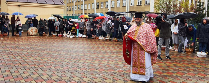 Тисячі кошиків, комендантська година та вимушені переселенці: як в Ужгороді відзначили Великдень