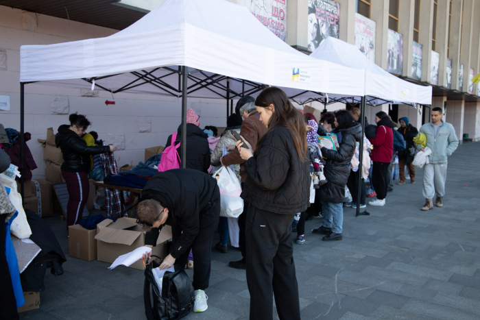 Одяг вимушеним переселенцям роздають волонтери Ужгородського гуманітарного центру
