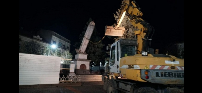 У центрі Мукачева демонтували радянський монумент (ФОТО)
