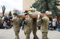 На Закарпатті попрощалися із загиблим на війні Героєм Володимиром Фраткіним