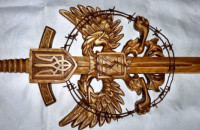 Закарпатський митець вирізьбив з дерева скульптуру української Перемоги над росією