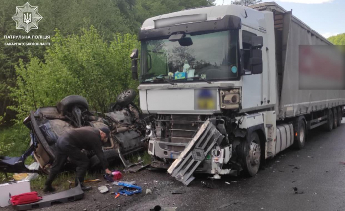 Смертельна ДТП на Закарпатті: водій легковика виїхав на зустрічну смугу та зіткнувся з вантажівкою