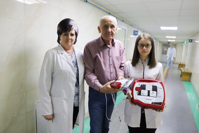 Відділення екстреної медичної допомоги в Ужгороді отримало портативний дефібрилятор 