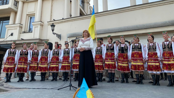 Закарпатський народний хор дав концерт у центрі Ужгорода на підтримку 128 бригади