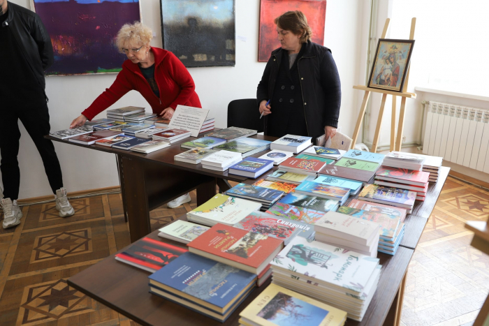 В Ужгороді відкрили виставку-продаж книг закарпатських літераторів та журналістів для підтримки 128-ої бригади